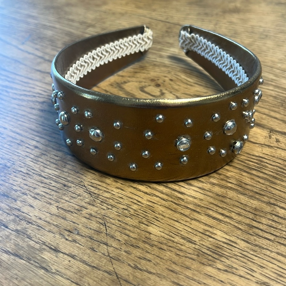 Metallic bronze wide headband.